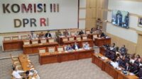 044747600_1764675436-Suasana_jalannya_rapat_di_Komisi_III_DPR.