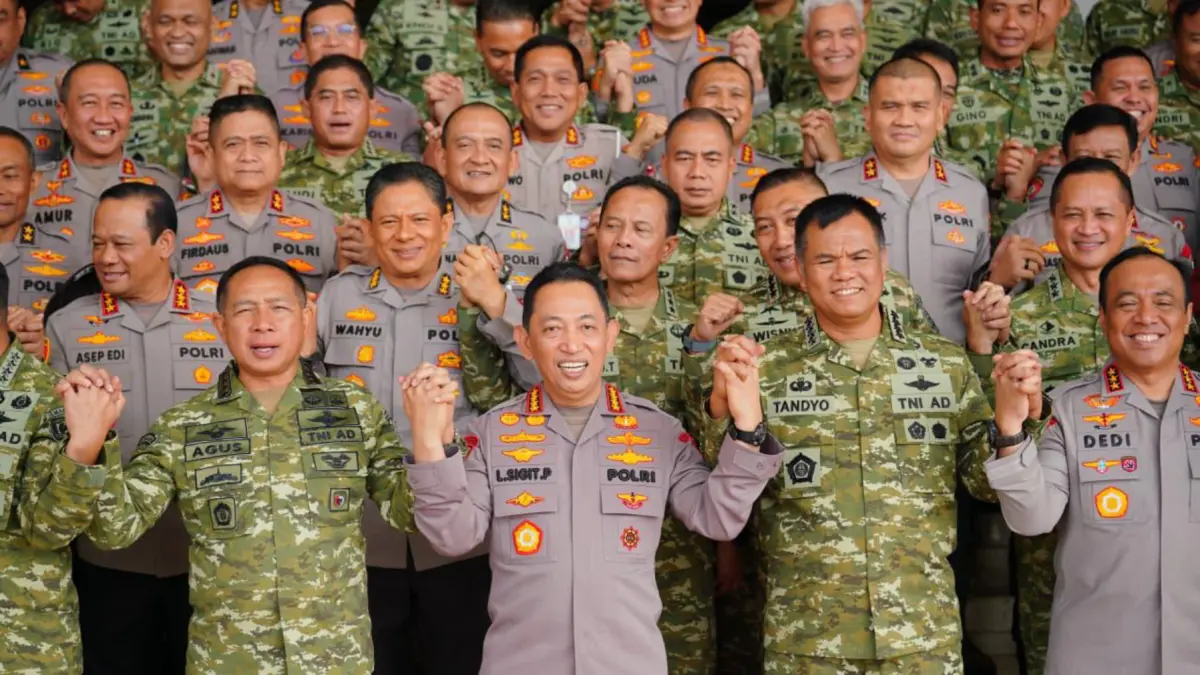 kapolri-jenderal-listyo-sigit-prabowo-bersama-panglima-tni-jenderal-agus-subiyanto-saat-silaturahmi-di-mabes-tni-di-cilangkap-jakarta-timur-senin-137-istimewa-DlHf8